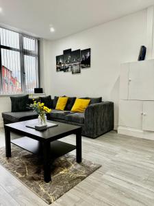 een woonkamer met een bank en een salontafel bij Rooms Near Me - Apartment 1, Sky Tv, Free Parking 