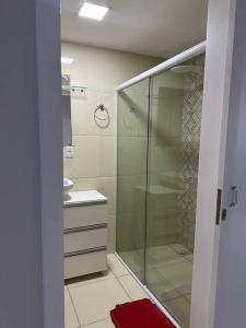 ein Badezimmer mit Glasdusche und Waschbecken in der Unterkunft Apartamento em João Pessoa in João Pessoa