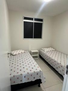 ein Schlafzimmer mit zwei Betten und einem Fenster in der Unterkunft Apartamento em João Pessoa in João Pessoa + 16 Fotos