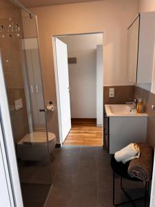 Bilik mandi di GLOCKNERALM - HIKING- and SKIHOTEL exklusively accessible by cable car