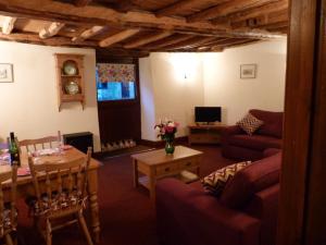 - un salon avec un canapé et une table dans l'établissement Fern Cottage, Triscombe Farm Cottages, à Wheddon Cross