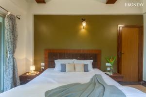 1 dormitorio con 1 cama grande con sábanas blancas en EKOSTAY GOLD - Windsor Villa, en Panchgani