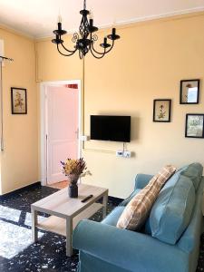 een woonkamer met een blauwe bank en een tafel bij Casa Marri in Camogli