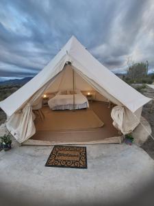 トゥヌヤンにあるSabático Glampingのベッド付きの白い大型テント