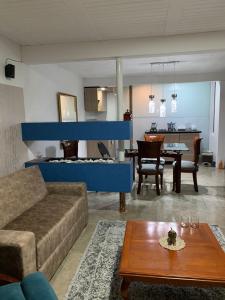 een woonkamer met een bank en een tafel bij CONFORTABLE APARTAMENTO in Bogota