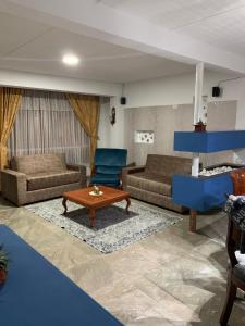 een woonkamer met 2 banken en een salontafel bij CONFORTABLE APARTAMENTO in Bogota