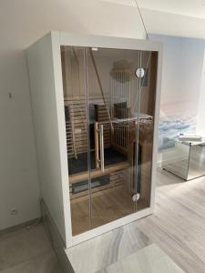 une vitrine dans une pièce avec une table dans l'établissement Eclipse Silver Room, à Bielsko-Biała 3 autres photos