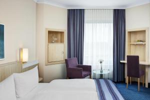 Ein Bett oder Betten in einem Zimmer der Unterkunft IntercityHotel Kiel
