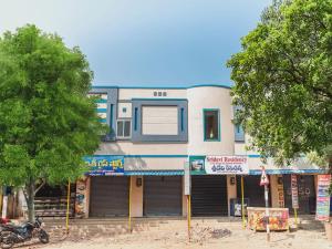 un edificio con una moto parcheggiata di fronte di SPOT ON Sri Devi Residency a Jagannādhapuram