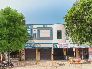 un edificio con una moto parcheggiata di fronte di SPOT ON Sri Devi Residency a Jagannādhapuram