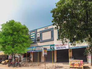 JagannādhapuramにあるSPOT ON Sri Devi Residencyの通路側の建物