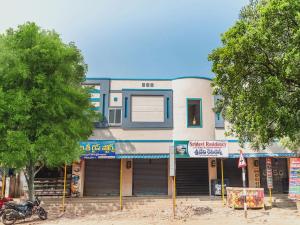 JagannādhapuramにあるSPOT ON Sri Devi Residencyの正面にバイクが停まった建物