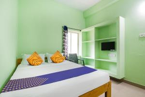 Letto o letti in una camera di SPOT ON Sri Devi Residency