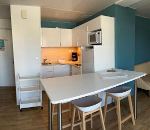 Dapur atau dapur kecil di SUPERBE T3 LES PIEDS DANS L'EAU, parking, piscine en été