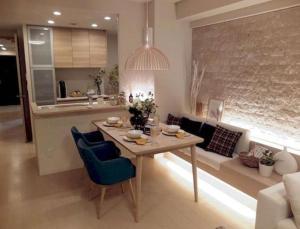 cocina y sala de estar con mesa y sillas en Villa De Alexiano, en Alixan