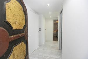 a hallway with a wooden door in a house at DIMORA CENTRO GENOVA in Genova