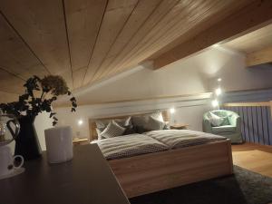 een slaapkamer met een groot bed en een houten plafond bij Moarhof Ferienwohnung2 in Dietramszell