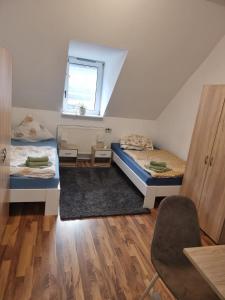 um quarto com duas camas e uma janela em Teuthostel - Zimmer in der Nähe zur Veltinsarena em Gelsenkirchen