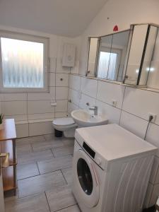 uma casa de banho branca com uma máquina de lavar roupa em Teuthostel - Zimmer in der Nähe zur Veltinsarena em Gelsenkirchen