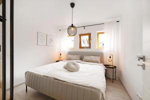 una camera bianca con un grande letto di Casa Schneck a Longkamp
