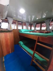 Exploring komodo island房間的上下舖