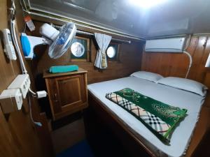 Exploring komodo island房間的床