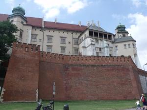 克拉科夫的住宿－Miodowa Kazimierz Apartment，砖墙后面的大城堡