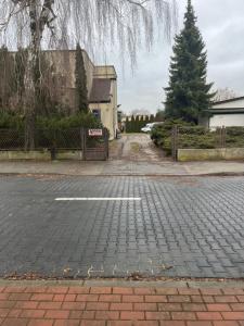 una calle vacía con un cartel a un lado de la carretera en Noclegi Mosina, en Mosina