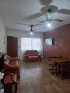 a living room with a couch and a table at Ap. Duplex Praia grande Ubatuba in Ubatuba