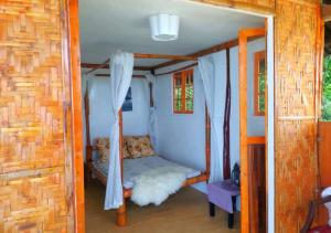 ein kleines Zimmer mit einem Bett in einem Haus in der Unterkunft Sea Esta Beach House in Boljoon