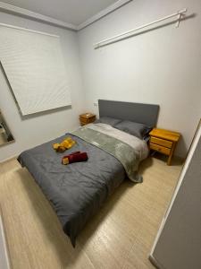 トレビエハにあるEL MIRADORのベッドルーム1室(ベッド1台、グレーの毛布付)
