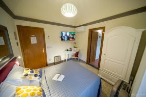 una camera da letto con un letto con un libro sopra di Chiostro Delle Monache Hostel Volterra a Volterra