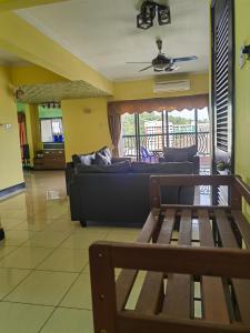ein Wohnzimmer mit Sofa und Tisch in der Unterkunft Marina Court Kota Kinabalu in Kota Kinabalu
