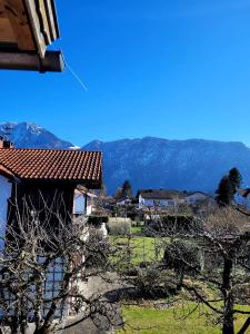 - une vue sur une maison avec des montagnes en arrière-plan dans l'établissement Ferienwohnung Vroni, à Kiefersfelden