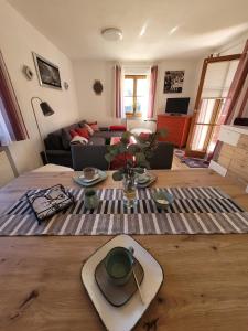 - un salon avec une table et un canapé dans l'établissement Ferienwohnung Vroni, à Kiefersfelden