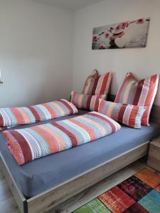 - un canapé avec des oreillers dans l'établissement Ferienwohnung Vroni, à Kiefersfelden