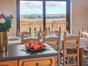 d'une table avec une assiette de fruits au-dessus dans l'établissement High Mains, à Winscales