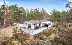 una vista aérea de una casa blanca en el bosque en Amazing Home In Nex With 2 Bedrooms And Wifi en Bedegård