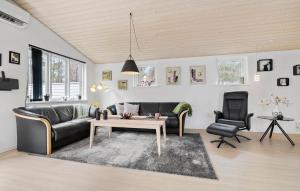 Posezení v ubytování Holiday Home Strandbyskoven Nexø Iii