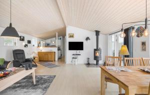 sala de estar con mesa y comedor en Amazing Home In Nex With 2 Bedrooms And Wifi, en Bedegård