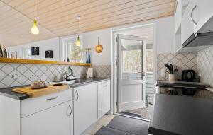 Kuchyň nebo kuchyňský kout v ubytování Holiday Home Strandbyskoven Nexø Iii + 10 fotografií