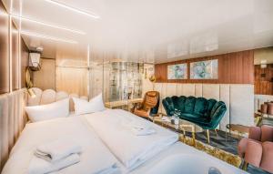 Un dormitorio con una gran cama blanca y sillas. en Hausboot Relax, en Sagard