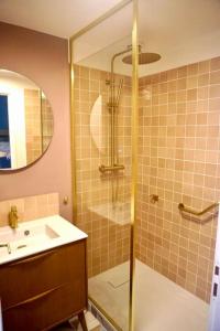 a bathroom with a shower and a sink at Le Bel Iris - Accès direct plage in Châtelaillon-Plage