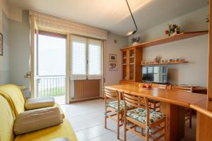 eine Küche mit einem Holztisch und einem Esszimmer in der Unterkunft Interno 18 in Clusane sul Lago