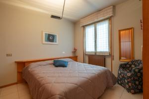 ein Schlafzimmer mit einem großen Bett und einem Fenster in der Unterkunft Interno 18 in Clusane sul Lago