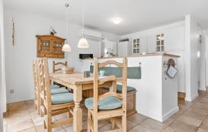 une salle à manger avec une table et une cuisine dans l'établissement Awesome Home In Brenderup Fyn With 3 Bedrooms, Sauna And Wifi, à Bro