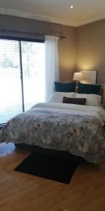 1 dormitorio con cama grande y ventana grande en Durbanville Luxury Living Private Room, en Durbanville