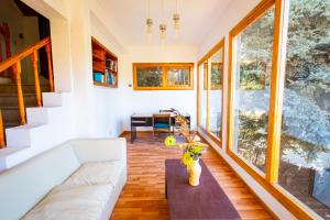 sala de estar con sofá blanco y mesa en Alejandro en Junín de los Andes