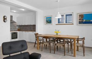 Dapur atau dapur kecil di 3 Bedroom Lovely Home In Murter