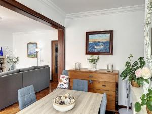 un soggiorno con un divano e un tavolo di Apartamento acogedor cerca del mar en Fornells a Fornells Altre 12 foto